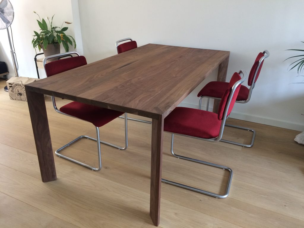 Notenhouten tafel Amsterdam